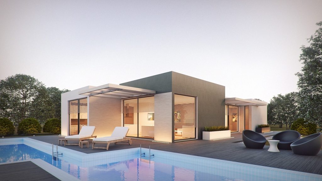 Maison design plain-pied avec piscine et terrasse en bois