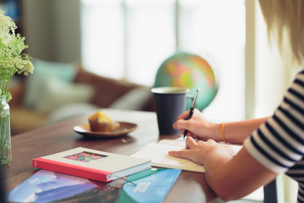 Une étudiante qui révise ses cours sur un bureau