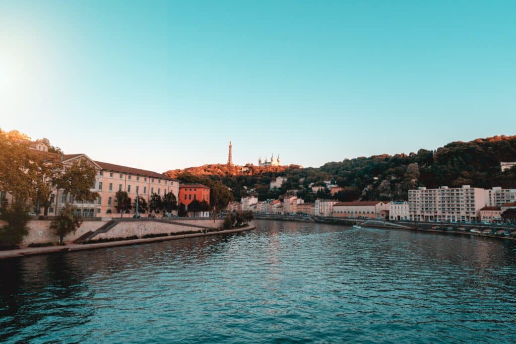 Une vue de lyon avec la saône