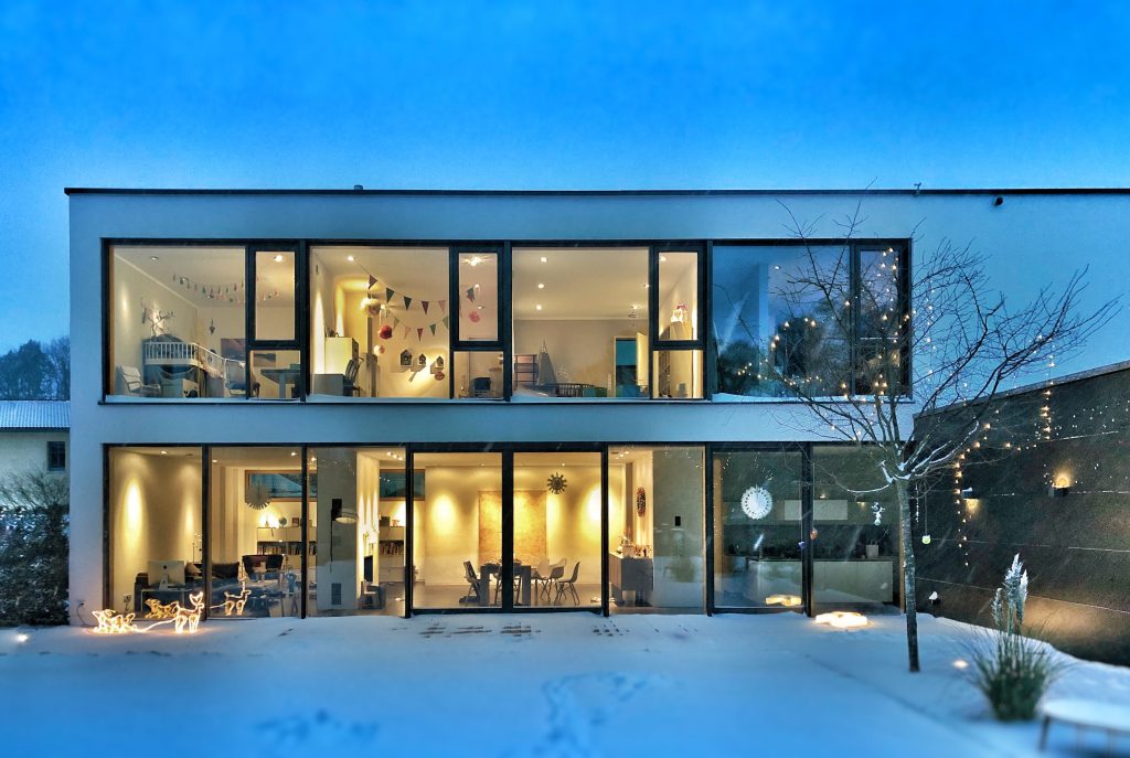 Maison moderne look contemporain sous la neige en Savoie