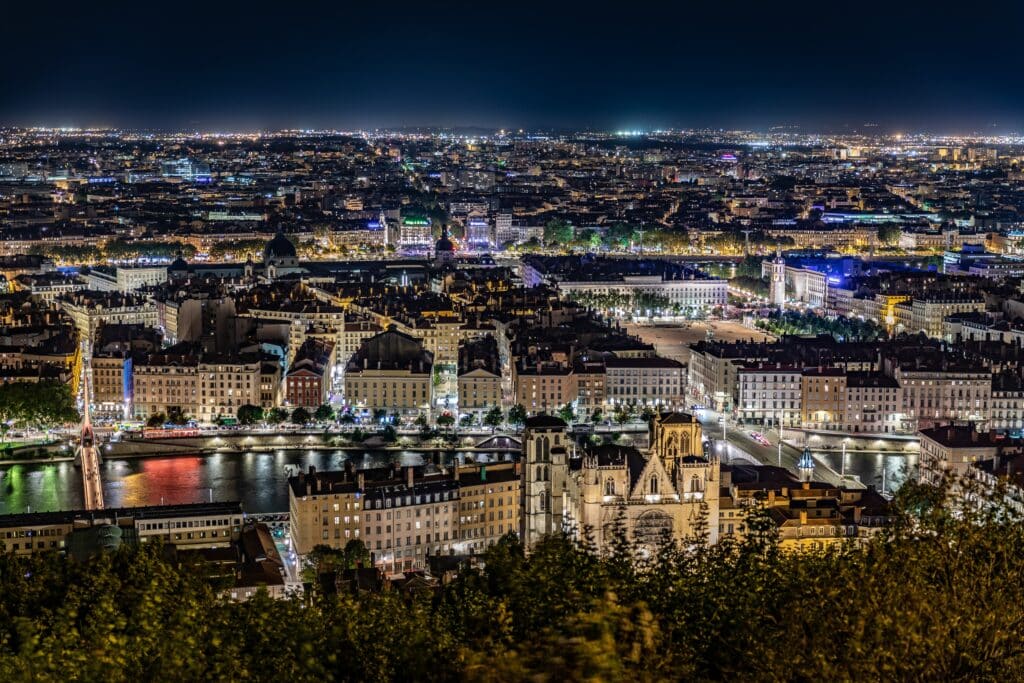 La ville de Lyon de nuit et vue d'en haut