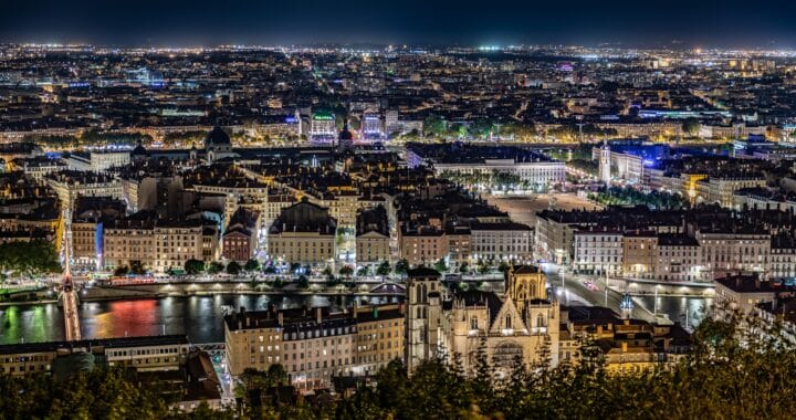 La ville de Lyon de nuit et vue d'en haut