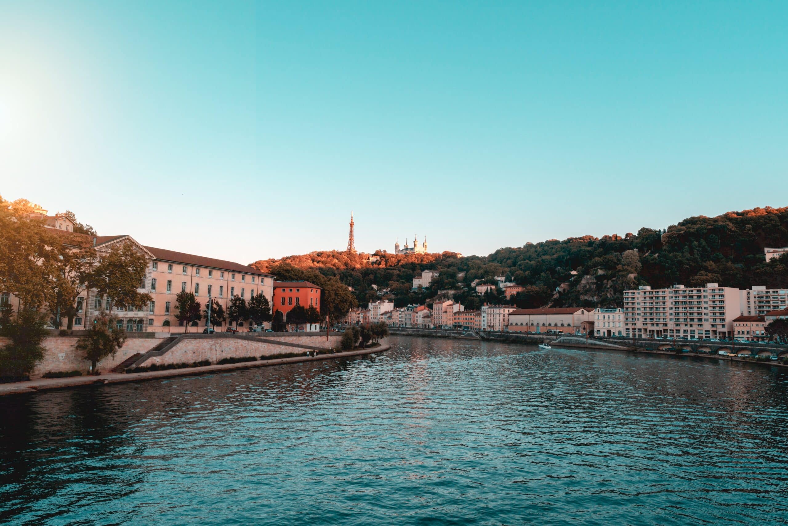 La colline de Fourvière à Lyon vue depuis un pont au-dessus de la Saône