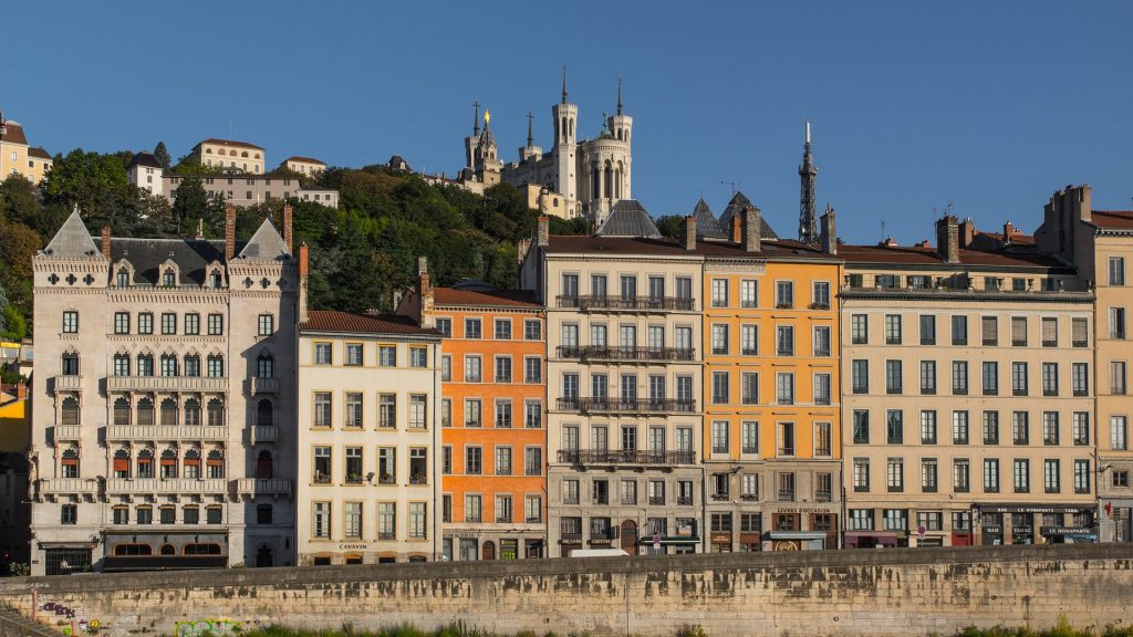 Vue des quais de Saône à Lyon et Basilique de Fourvière en arrière plan