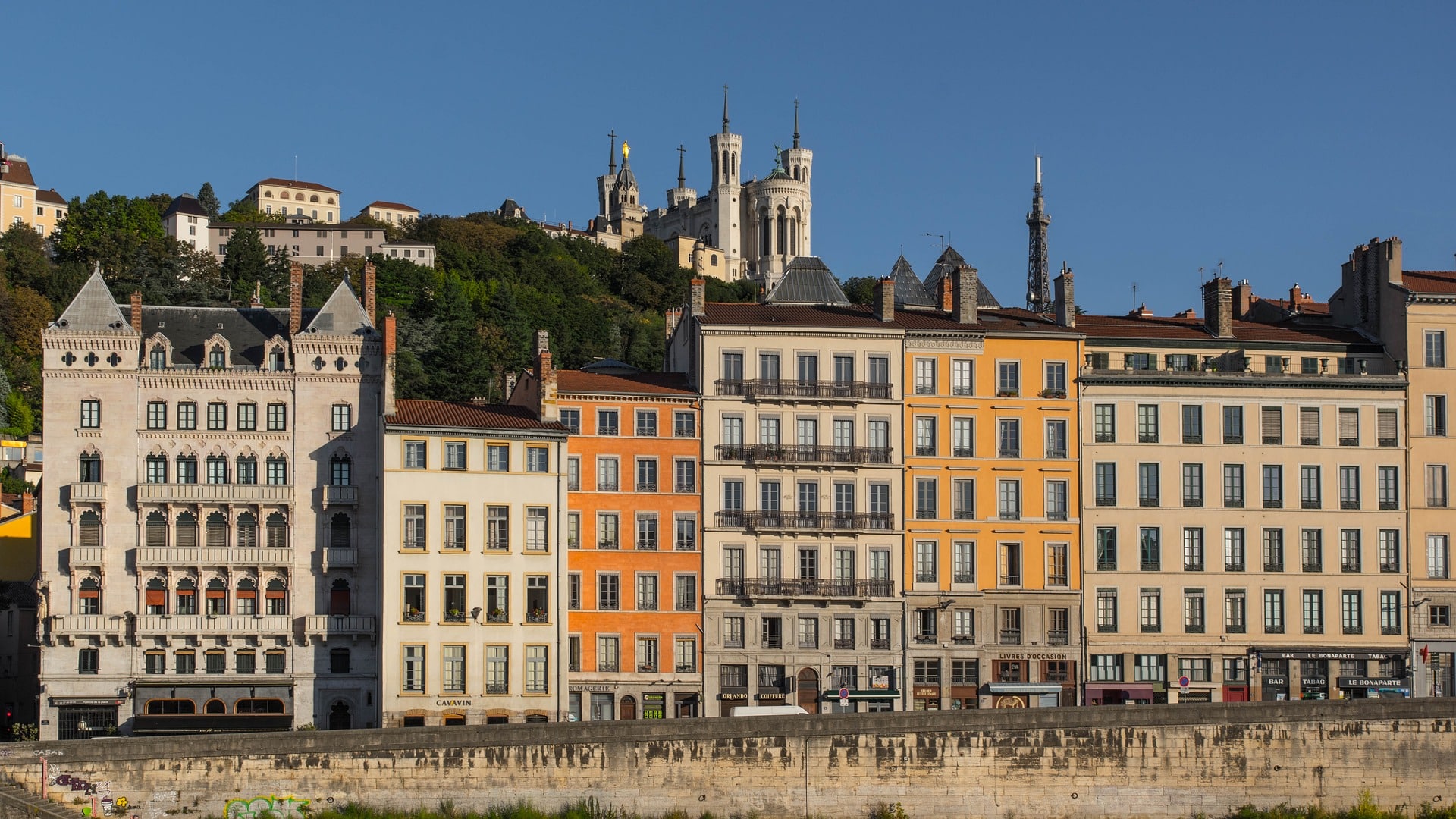 Vue des quais de Saône à Lyon et Basilique de Fourvière en arrière plan